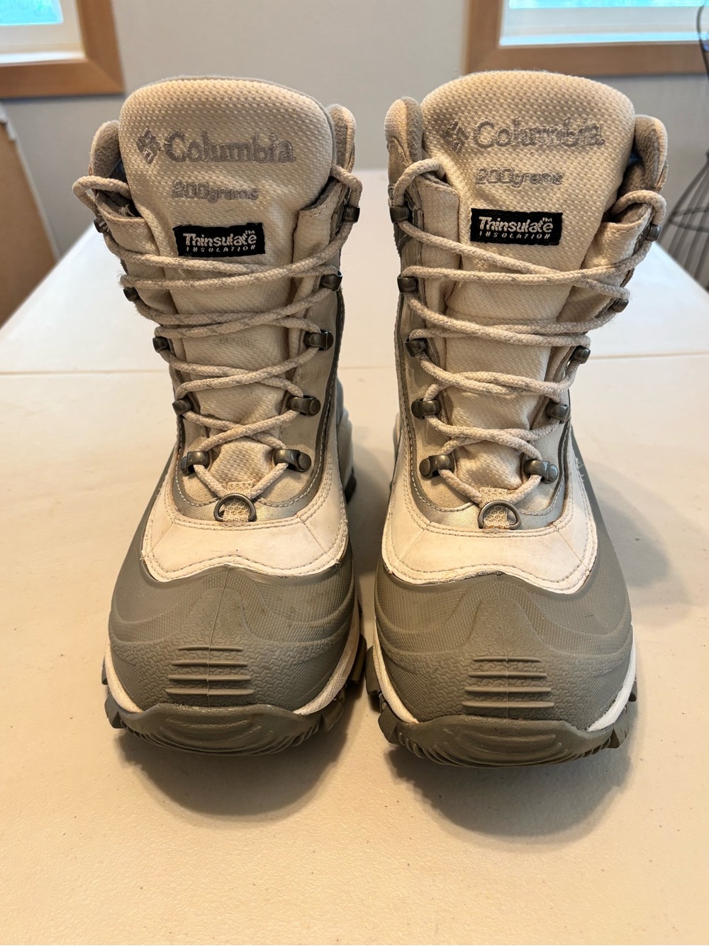 Columbia Winter Boots in Light Gray and White 6.5